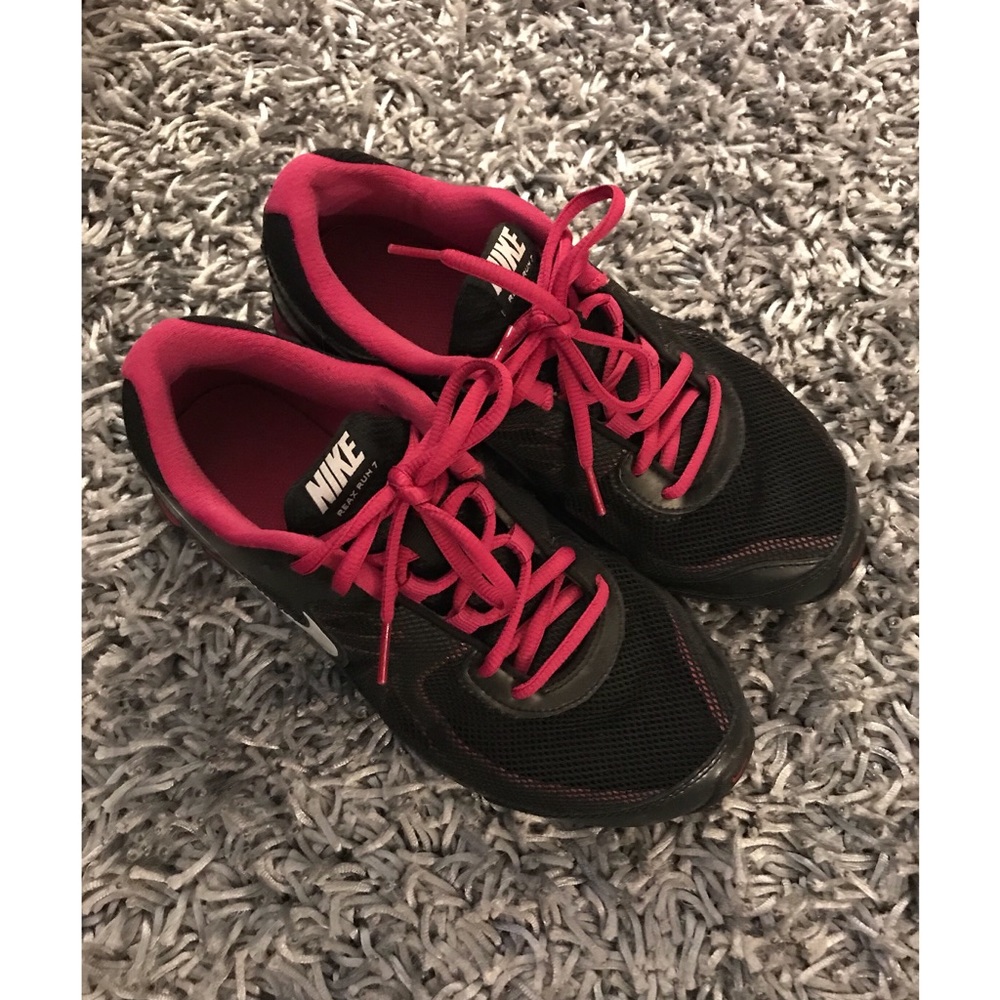 Women’s NIKE Running shoe- Great condition!